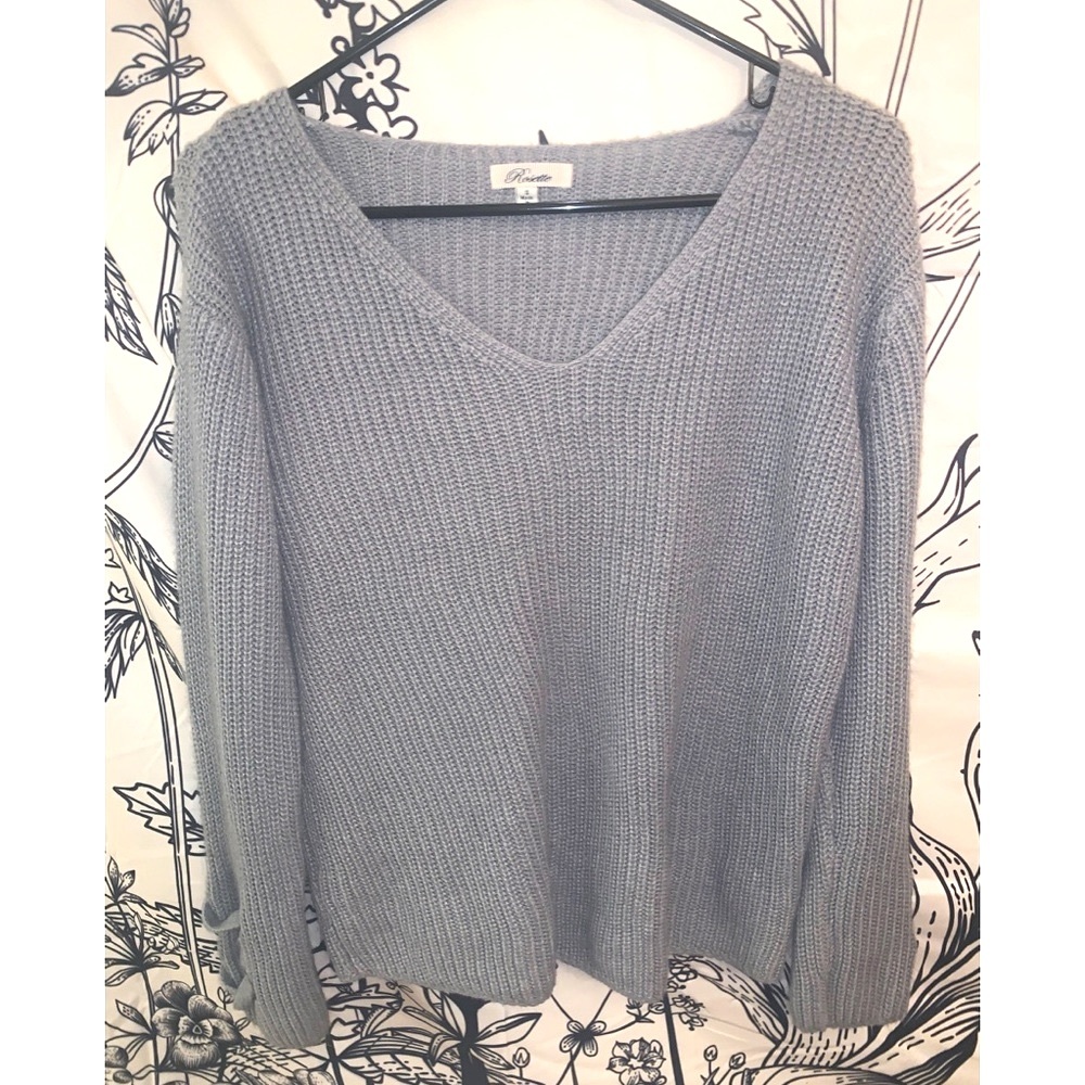 Rosette light grey v neck sweater S